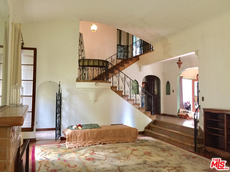 2002 Buckingham Road Los Angeles, CA 90016 - Photo 5 of 12 Gallery Image 5