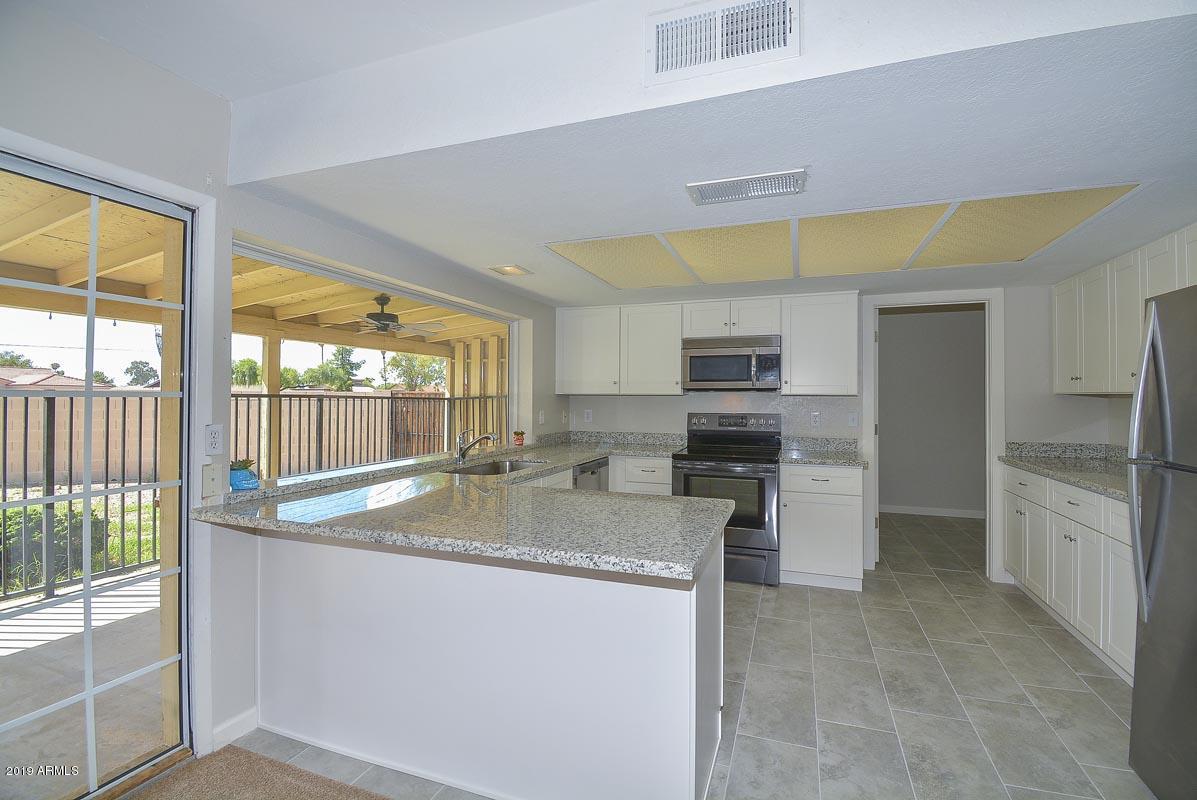 3935 West Calavar Road Phoenix, AZ 85053 - Photo 7 of 27 Kitchen