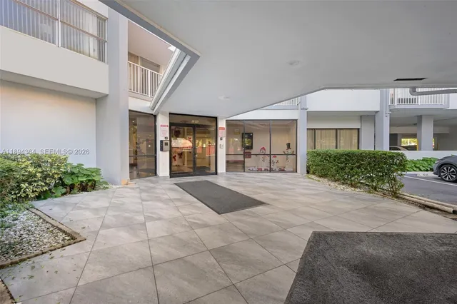 a entryway view with outdoor space