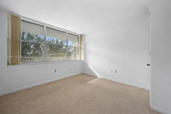 $2,000 | 1300 Northeast Miami Gardens Drive, Unit 501E, Miami, FL 33179