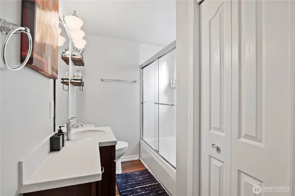$2,400 | 834 15th Avenue, Seattle, WA 98122