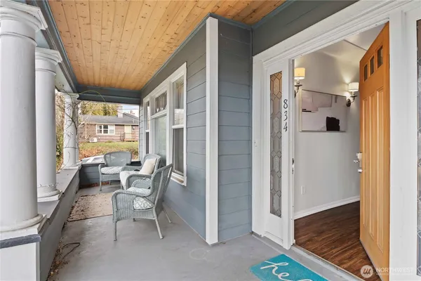 $2,400 | 834 15th Avenue, Seattle, WA 98122