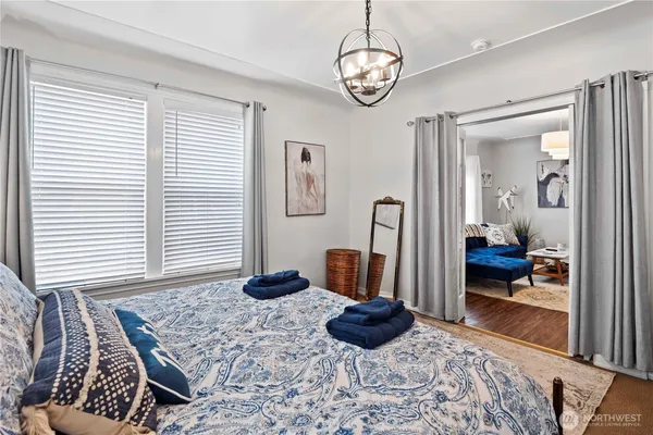$2,400 | 834 15th Avenue, Seattle, WA 98122