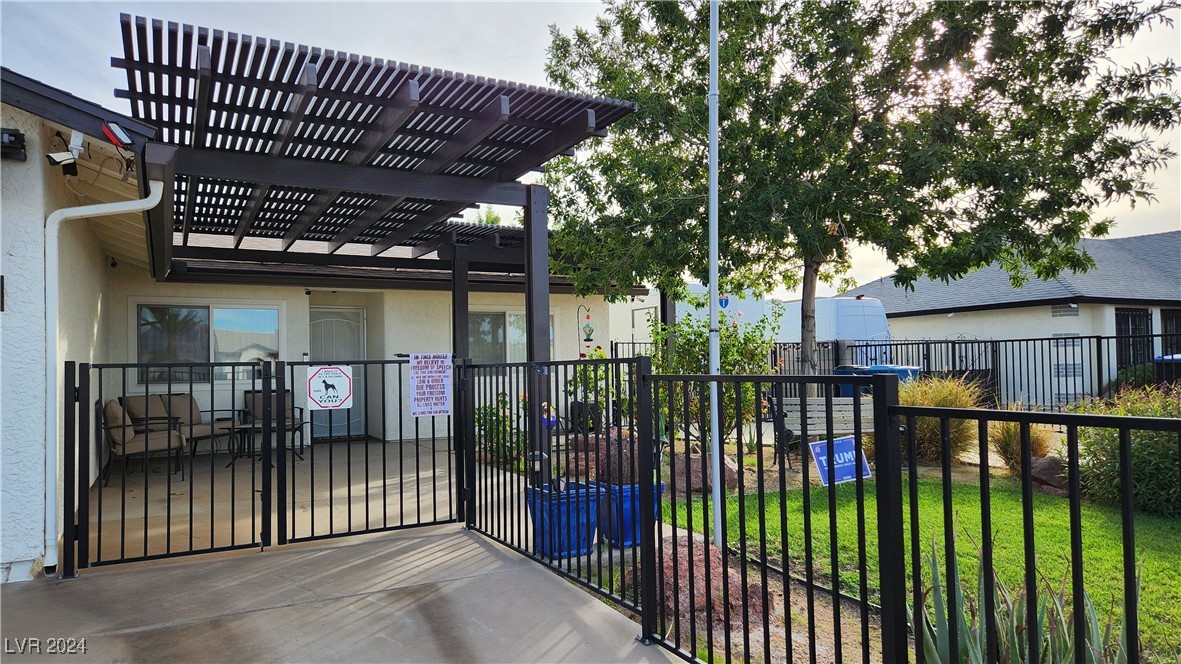 540 East Rolly Street Henderson, NV 89011 - Photo 8 of 20 Gated front yard!