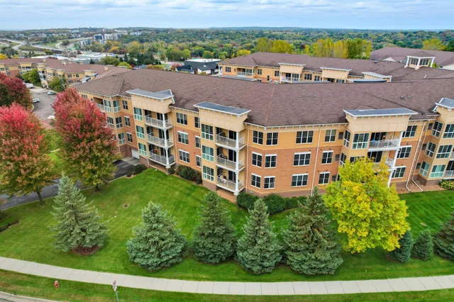 $330,000 | 600 Greenhaven Drive, Unit 213, Burnsville, MN 55306