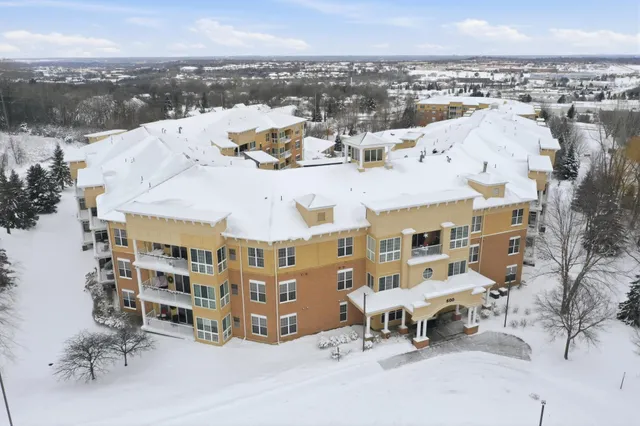 $325,000 | 600 Greenhaven Drive, Unit 213, Burnsville, MN 55306