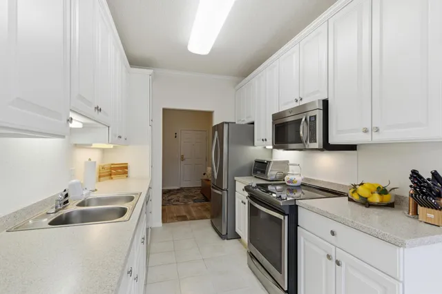 $330,000 | 600 Greenhaven Drive, Unit 213, Burnsville, MN 55306