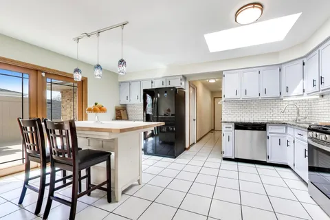 $475,000 | 9307 South 82nd Court, Hickory Hills, IL 60457