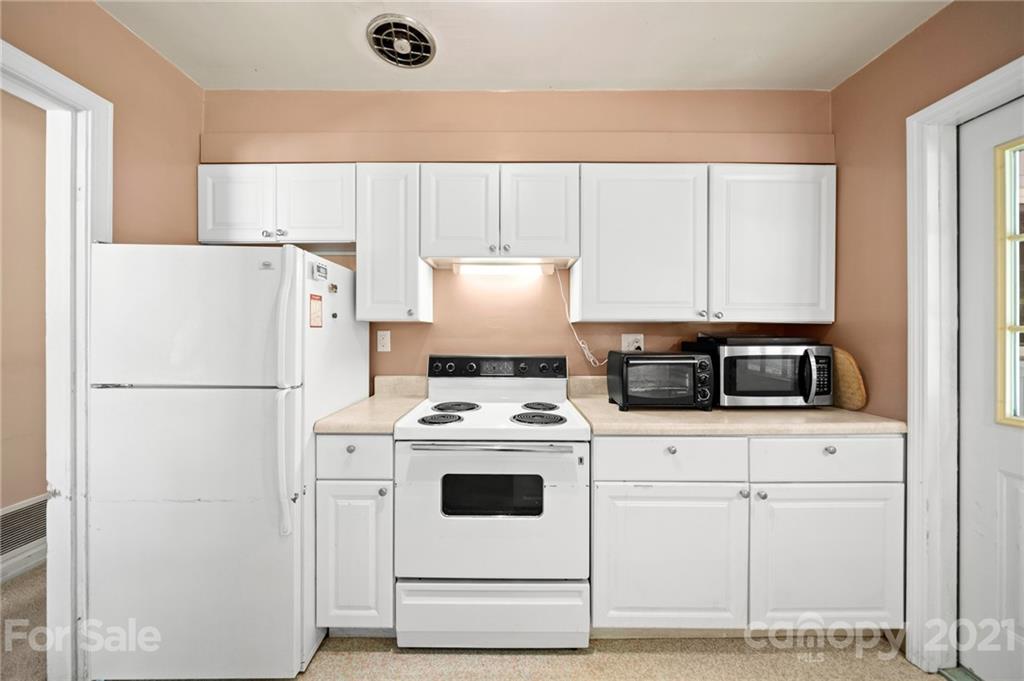 403 Balsam Road Hendersonville, NC 28792 - Photo 8 of 25 Gallery Image 8