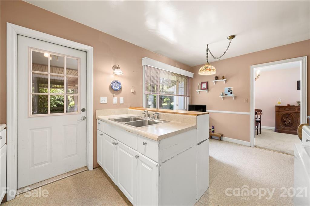 403 Balsam Road Hendersonville, NC 28792 - Photo 9 of 25 Gallery Image 9