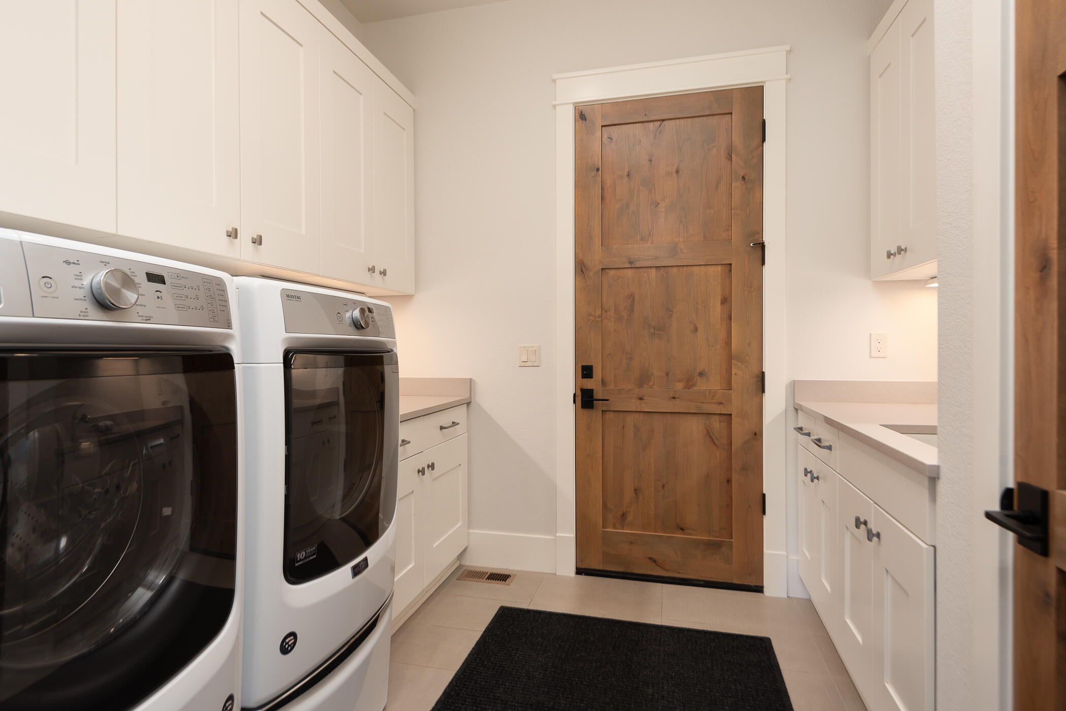 60472 Kangaroo Loop Bend, OR 97702 - Photo 17 of 36 16Laundry room on main