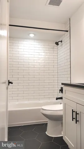 $4,000 | 213 Seaton Place Northeast, Unit 1, Washington, DC 20002