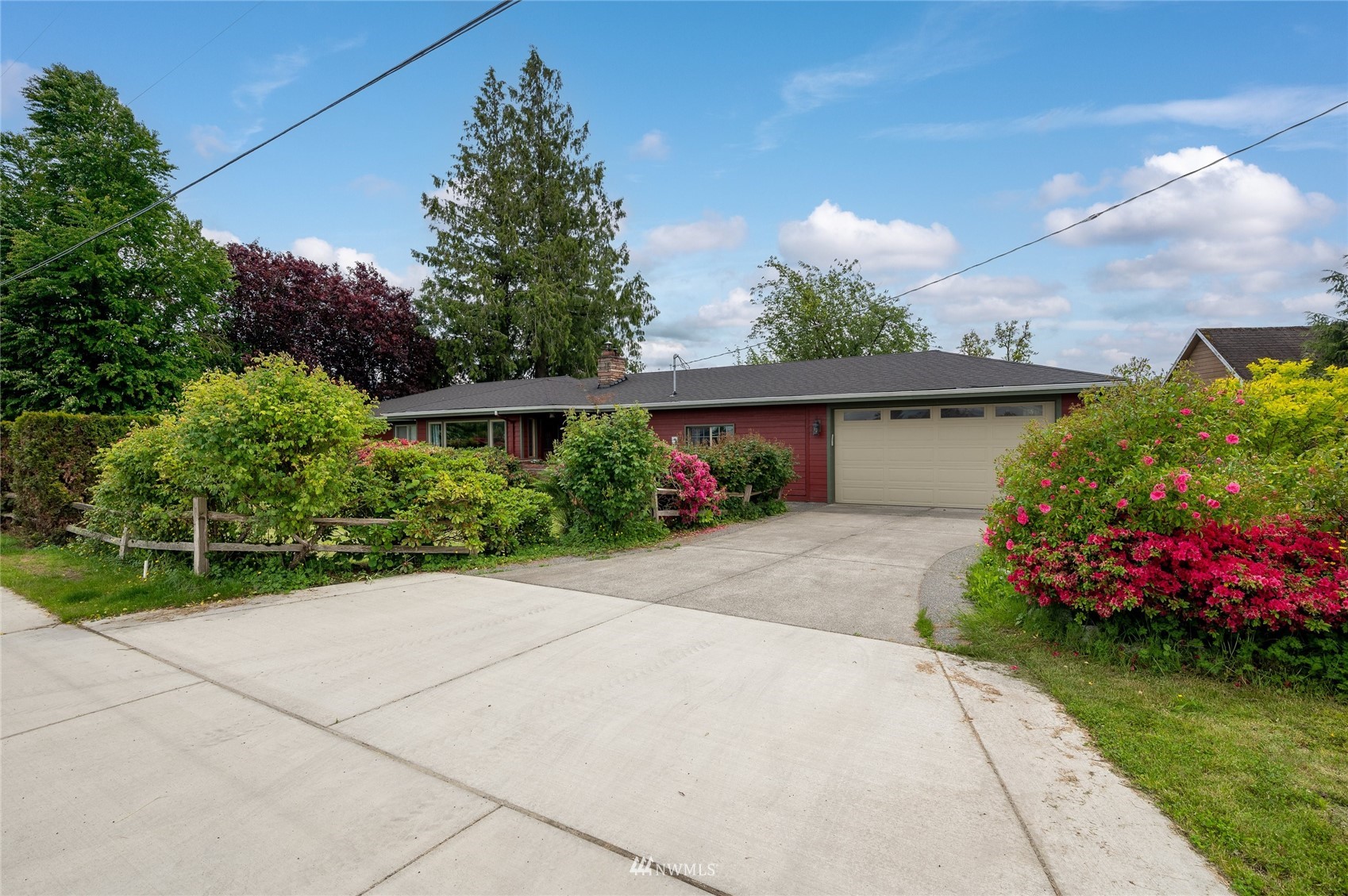 208 Reeds Lane Everson, WA 98247 - Photo 2 of 36 a view of a garden with a flower in a garden