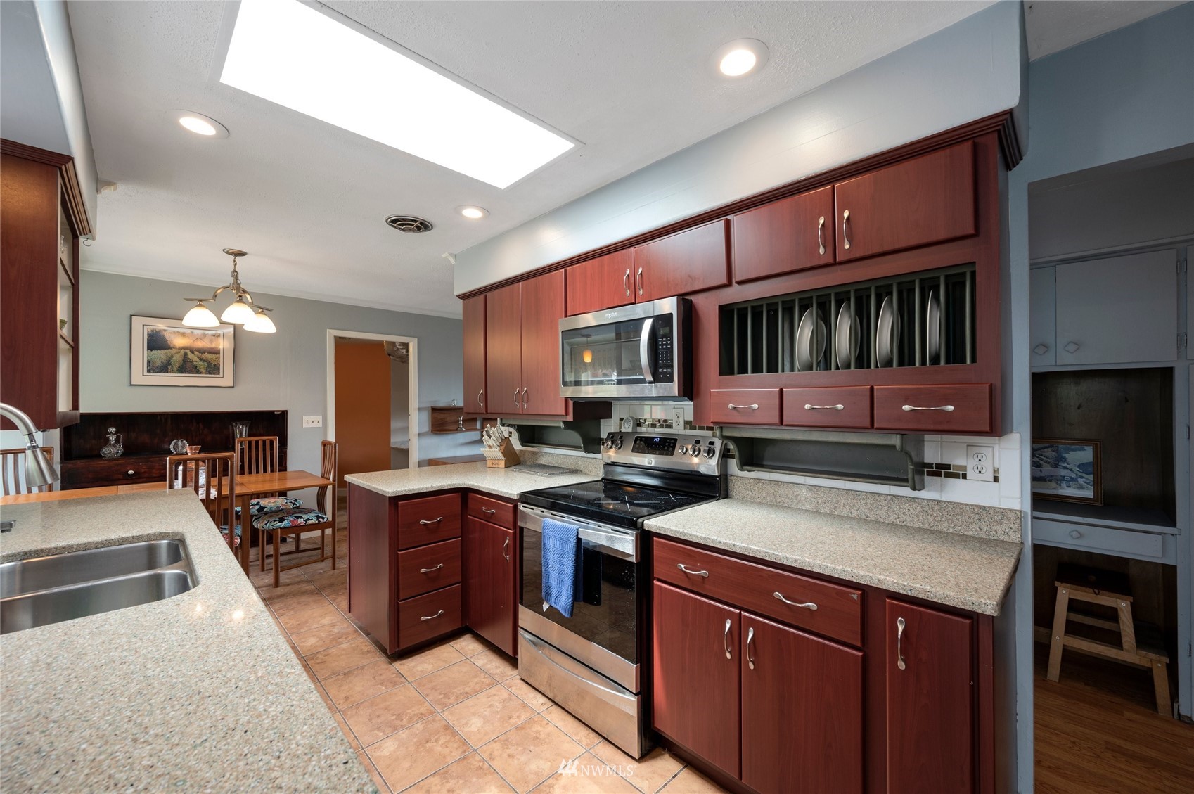 208 Reeds Lane Everson, WA 98247 - Photo 10 of 36 a kitchen with stainless steel appliances a sink stove and cabinets