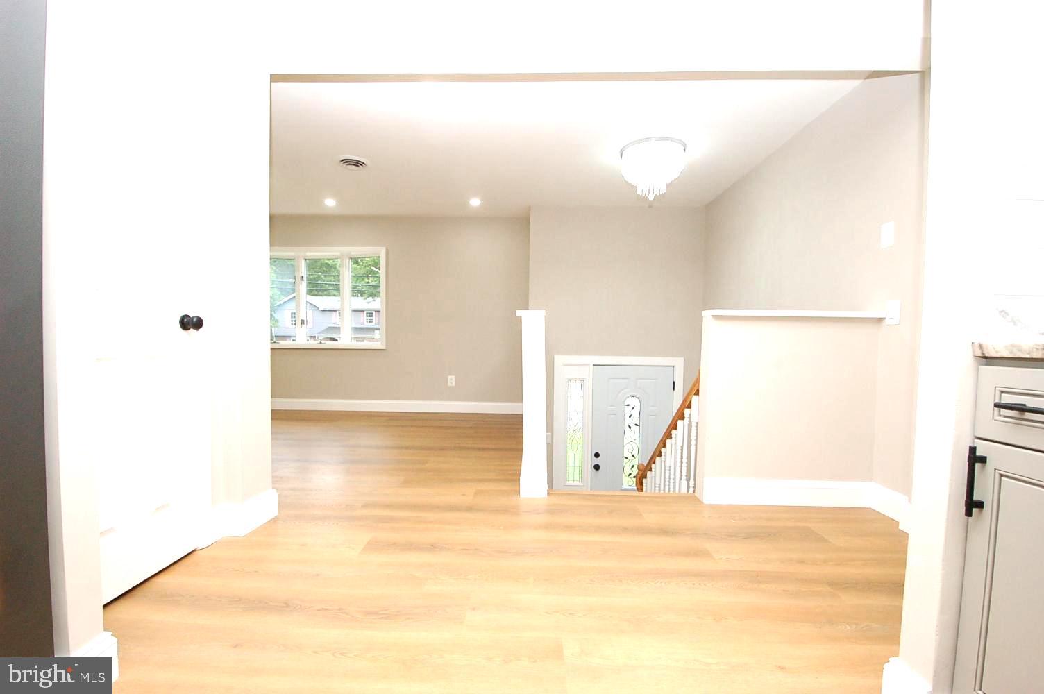 780 Stinchcomb Road Severna Park, MD 21146 - Photo 16 of 58 Main floor hallway