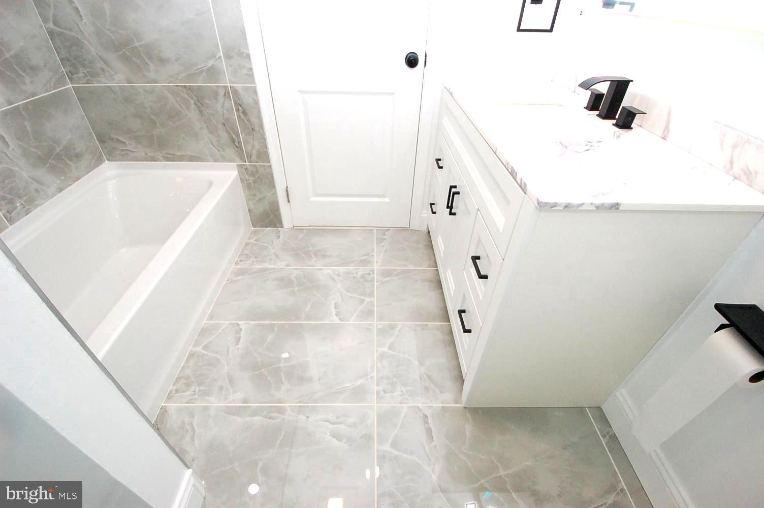 780 Stinchcomb Road Severna Park, MD 21146 - Photo 21 of 58 a bathroom with a bathtub