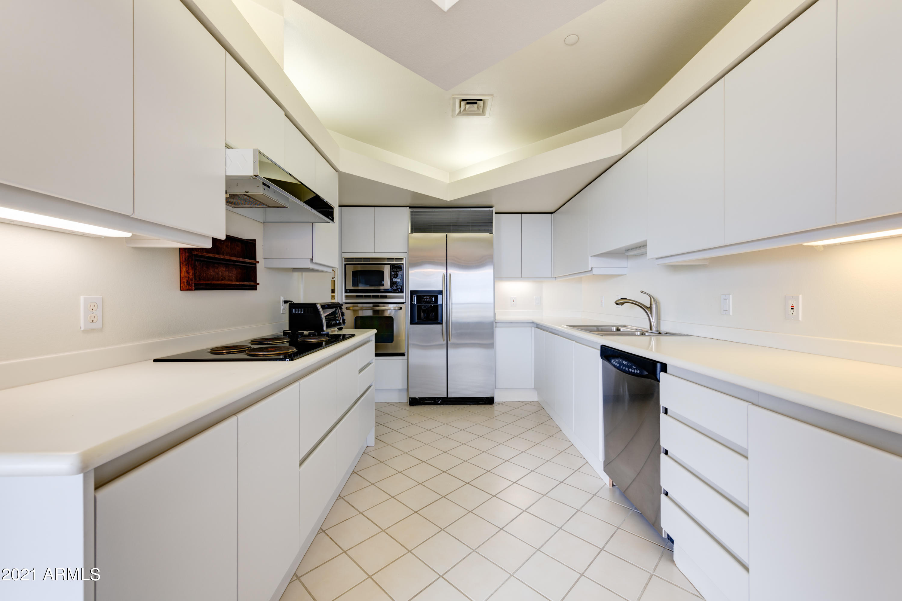 1040 East Osborn Road, Unit 903 Phoenix, AZ 85014 - Photo 6 of 27 005_Kitchen