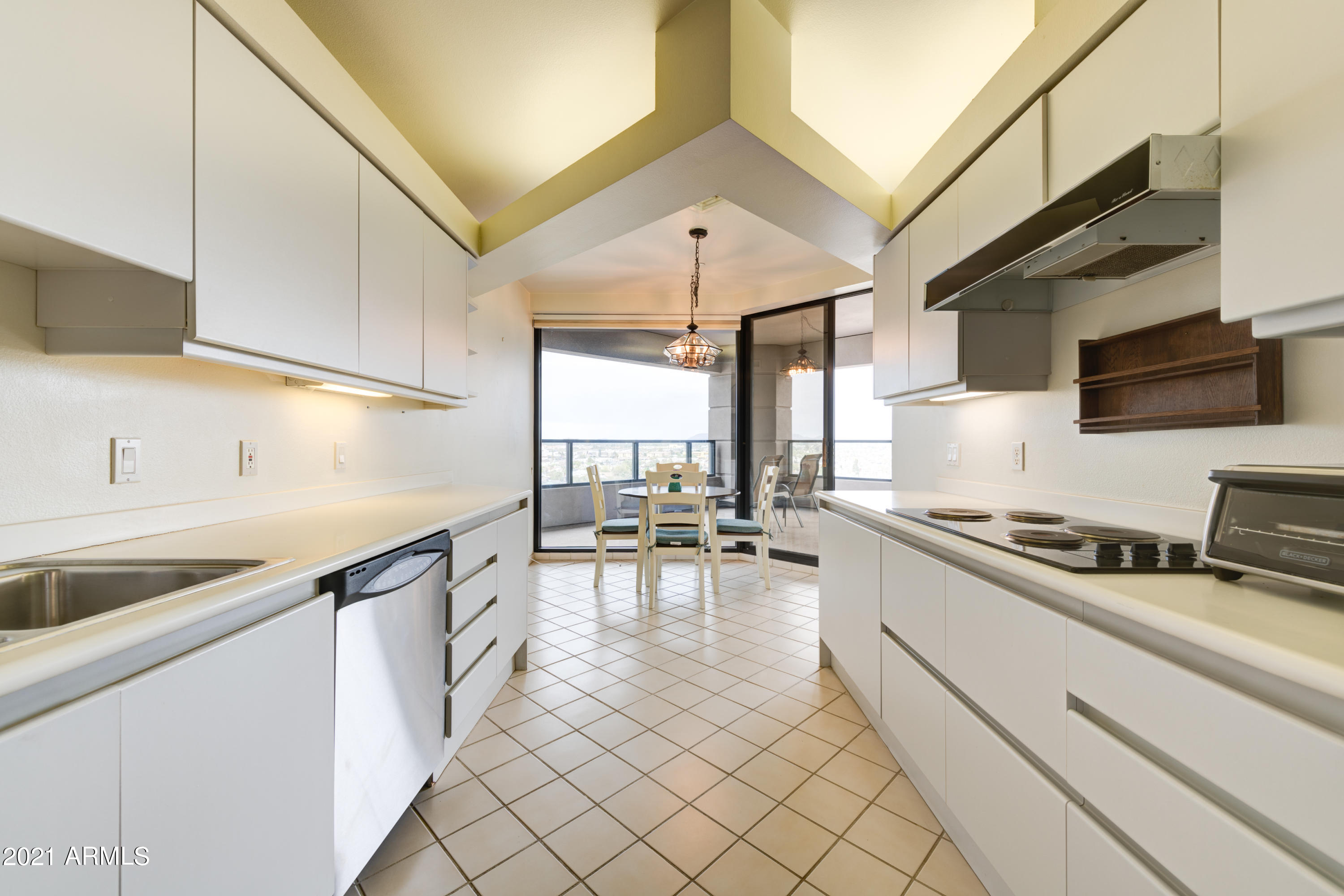 1040 East Osborn Road, Unit 903 Phoenix, AZ 85014 - Photo 7 of 27 006_Kitchen & eat in breakfast nook