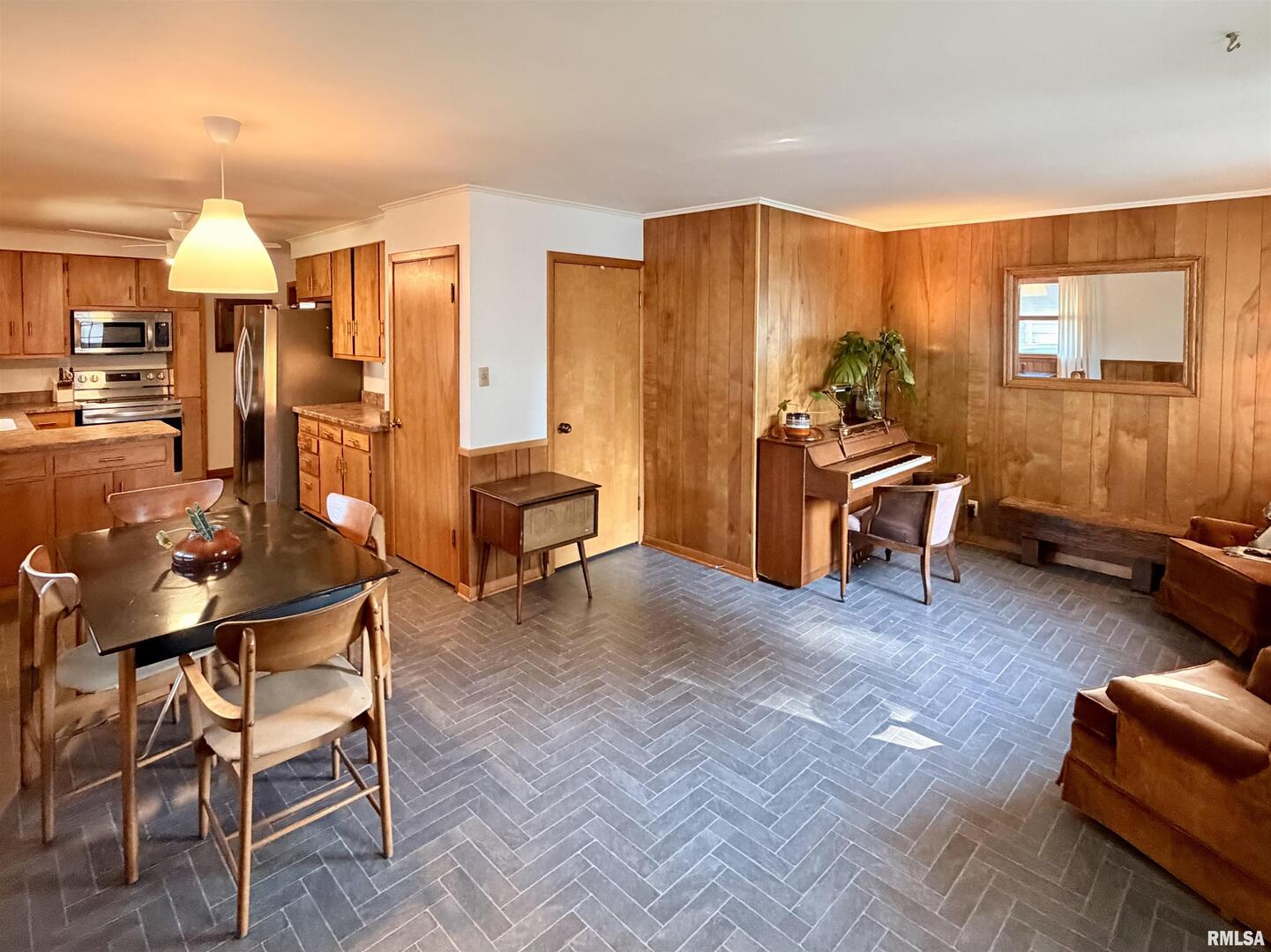 1043 14th Avenue South Clinton, IA 52732 - Photo 11 of 23 a living room with patio furniture and a open kitchen view