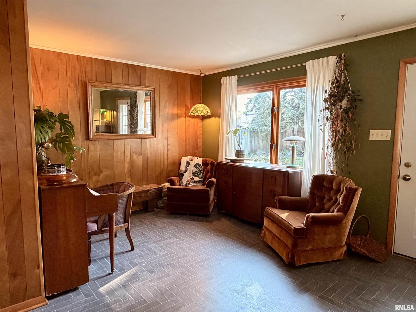 1043 14th Avenue South Clinton, IA 52732 - Photo 13 of 23 a living room with furniture and a window