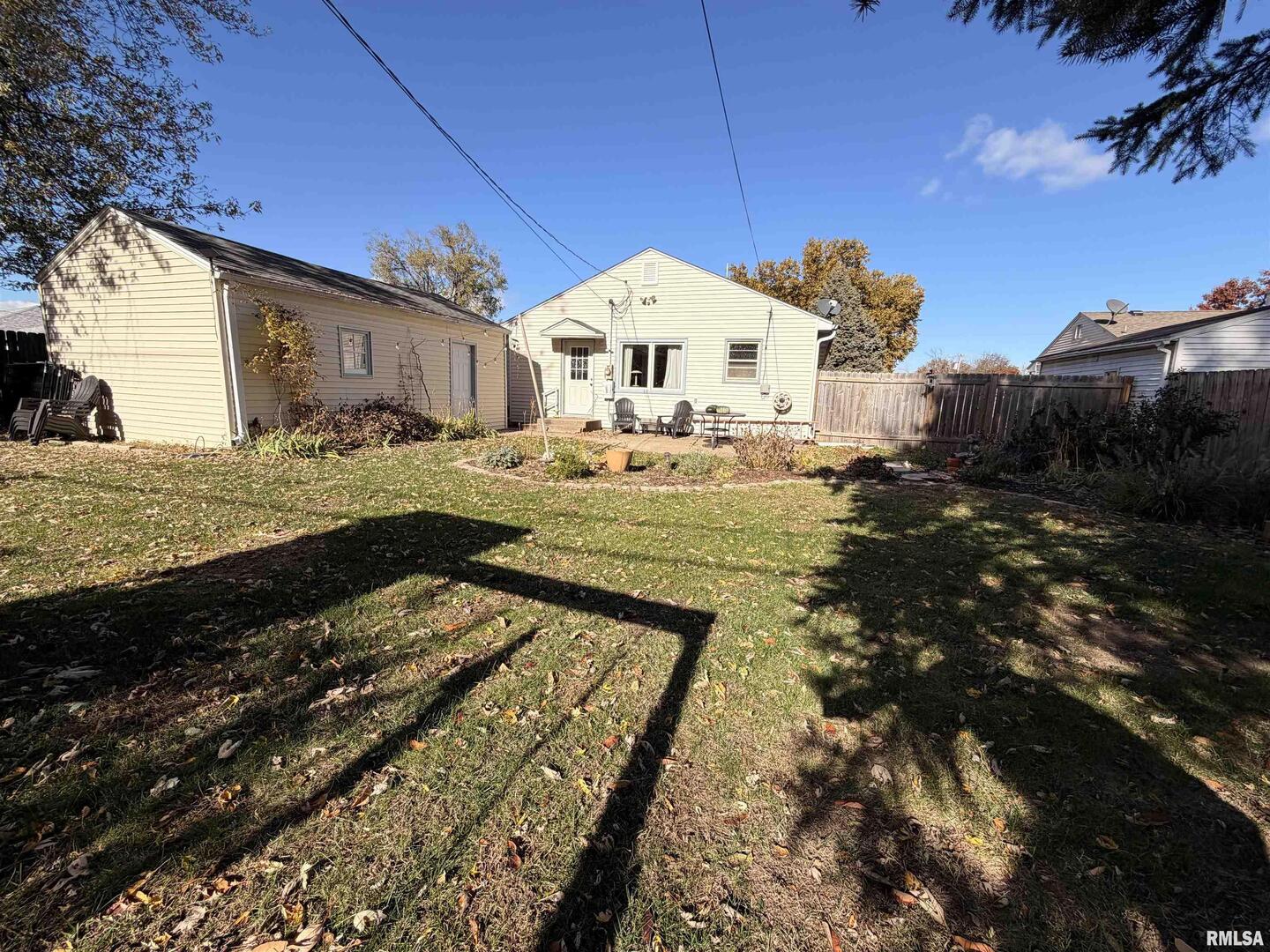 1043 14th Avenue South Clinton, IA 52732 - Photo 4 of 23 a front view of a house with garden
