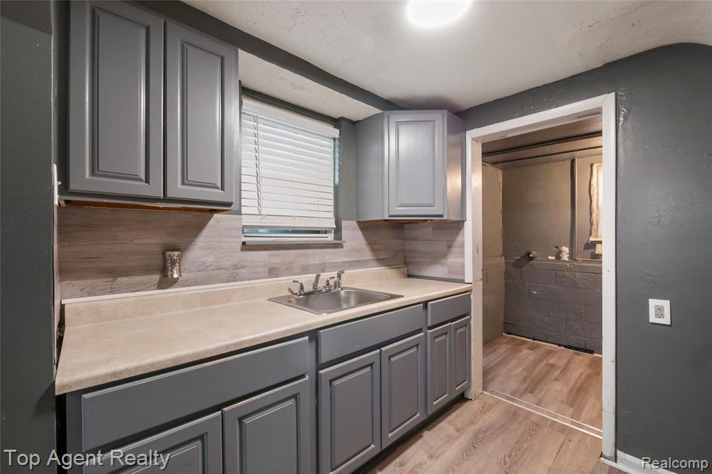 22085 Rausch Avenue Eastpointe, MI 48021 - Photo 11 of 39