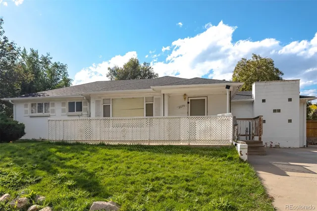 a view of a house with a backyard