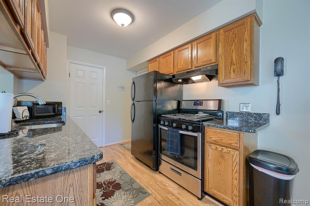 284 1st Street Rochester, MI 48307 - Photo 4 of 29
