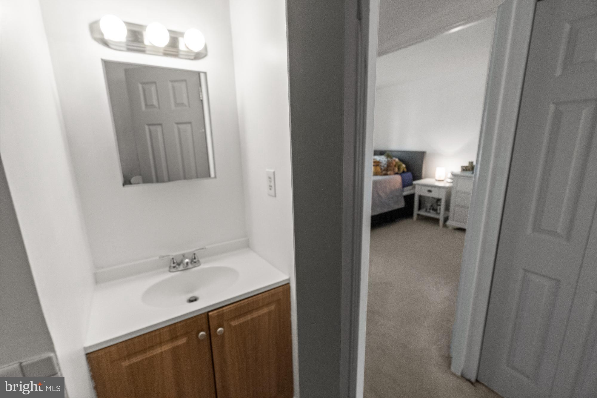 17478 Hoskinson Road Poolesville, MD 20837 - Photo 37 of 51 Separate hall bath