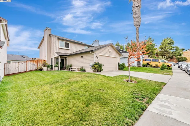 a view of a house with backyard and garden