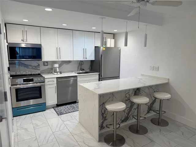 $2,450 | 300 Sunrise Drive, Unit 3H, Key Biscayne, FL 33149