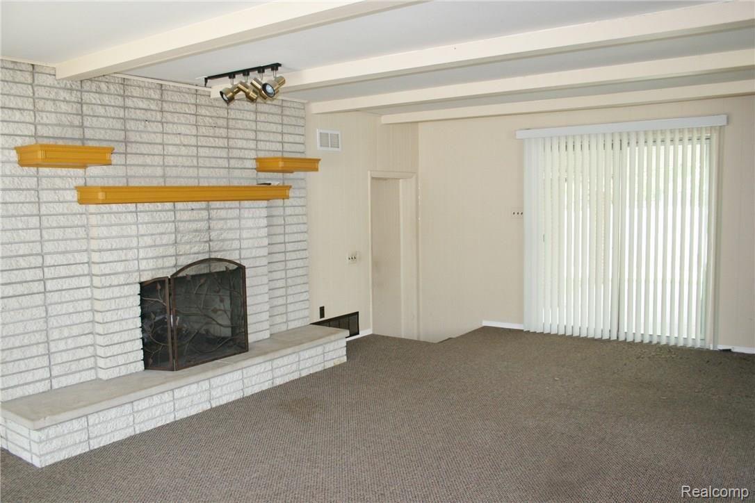 17111 Rougeway Street Livonia, MI 48152 - Photo 26 of 40 Family room has two doorwalls with new blinds!
