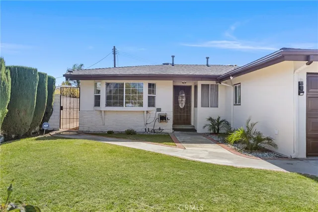 a view of a house with backyard and garden