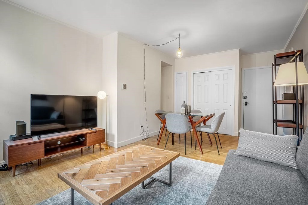527-529 Beacon Street Boston, MA 02215 - Photo 5 of 7