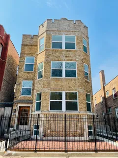 $2,700 | 7408 North Hoyne Avenue, Unit 3, Chicago, IL 60645
