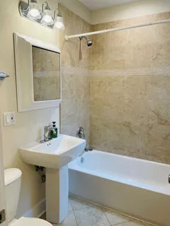 $2,700 | 7408 North Hoyne Avenue, Unit 3, Chicago, IL 60645