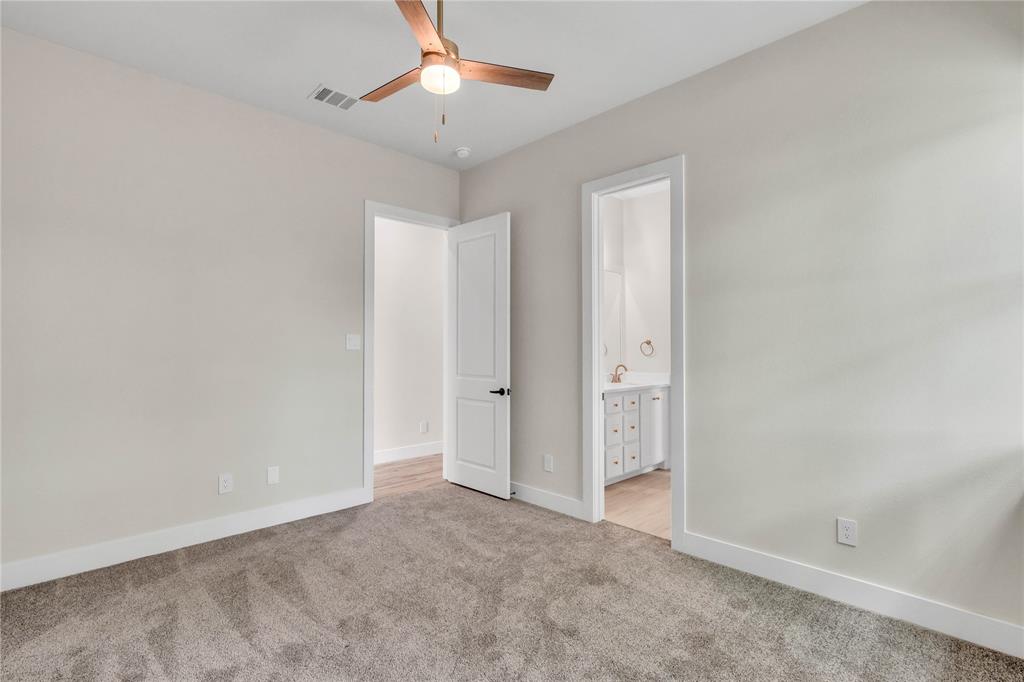 1028 Henry Way Springtown, TX 76082 - Photo 35 of 40 an empty room with a ceiling fan and a window