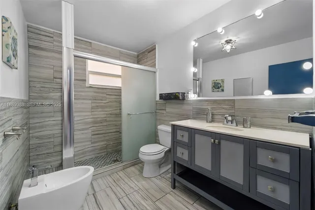 $495,000 | 2858 Pine Tree Drive, Unit 5, Miami Beach, FL 33140