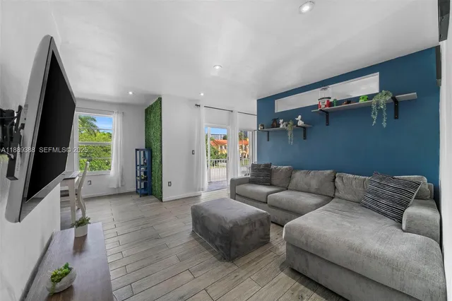$495,000 | 2858 Pine Tree Drive, Unit 5, Miami Beach, FL 33140