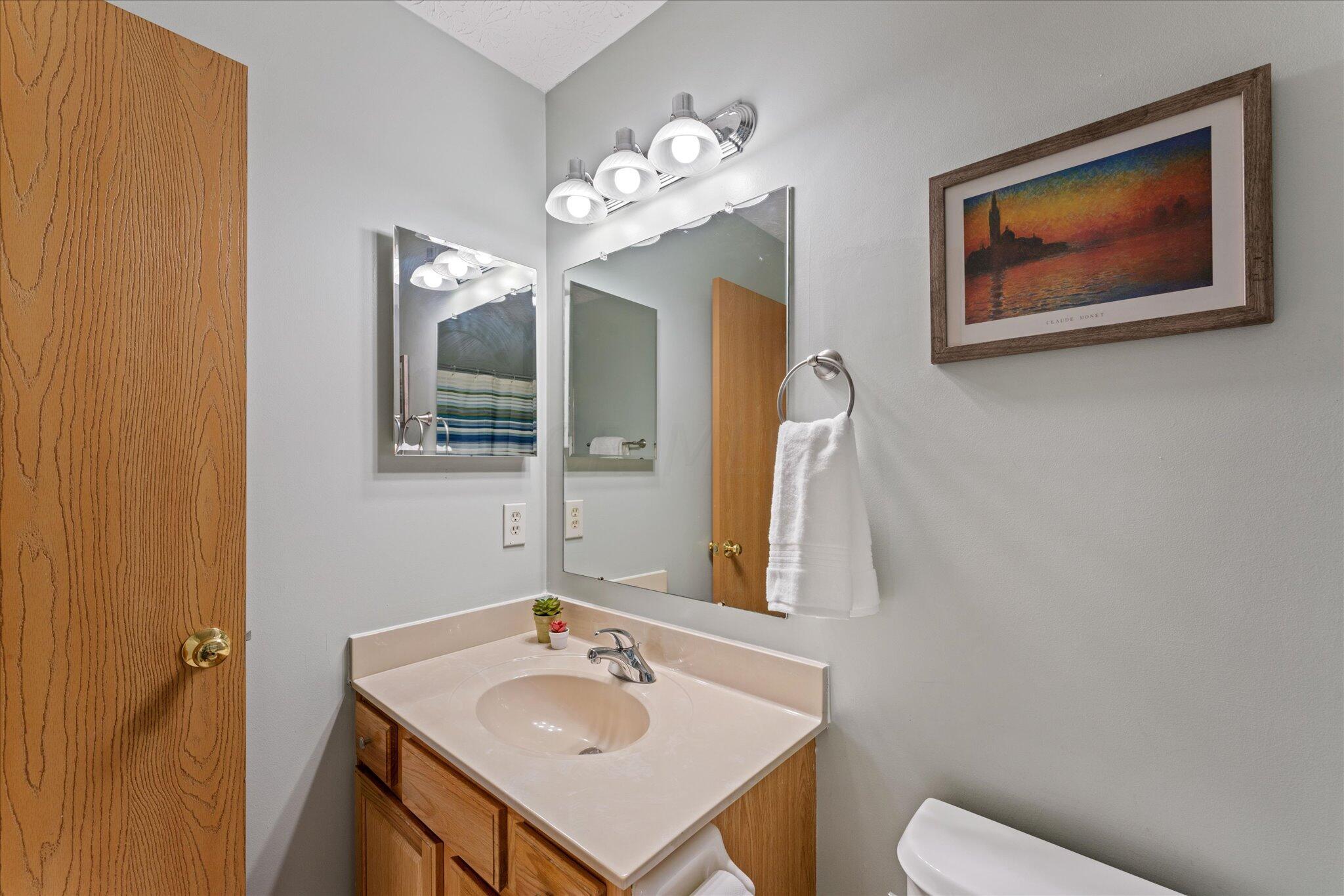 516 Cricket Run Road Lewis Center, OH 43035 - Photo 27 of 39 Upstairs Hall Bath