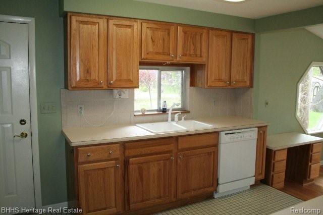 646 Pathway Drive Howell, MI 48843 - Photo 10 of 22 Kitchen