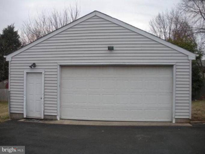 142 Harrison Road Sterling, VA 20164 - Photo 17 of 23 Garage 1