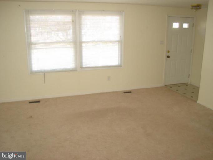 142 Harrison Road Sterling, VA 20164 - Photo 3 of 23 Living Room