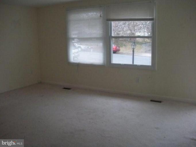 142 Harrison Road Sterling, VA 20164 - Photo 5 of 23 Living Room #3