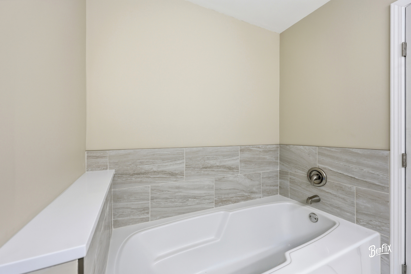 728 Old Checker Road Buffalo Grove, IL 60089 - Photo 14 of 22 a bathroom with a bathtub