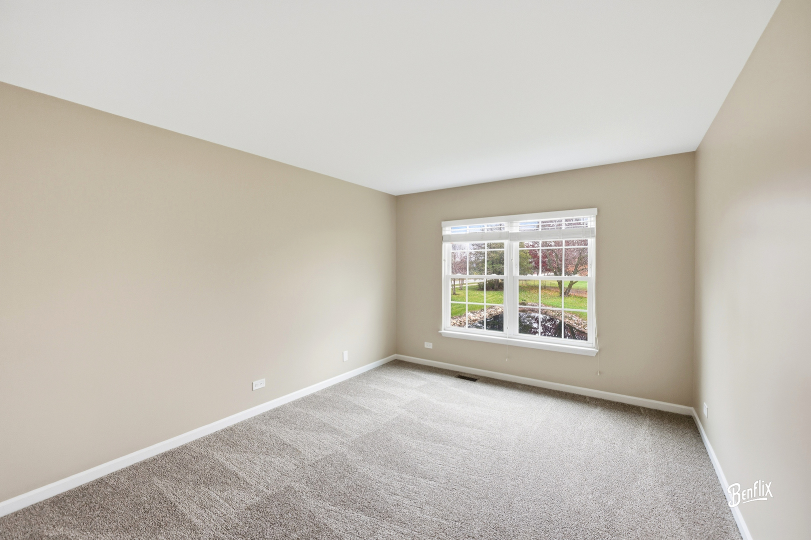 728 Old Checker Road Buffalo Grove, IL 60089 - Photo 16 of 22 an empty room with a window