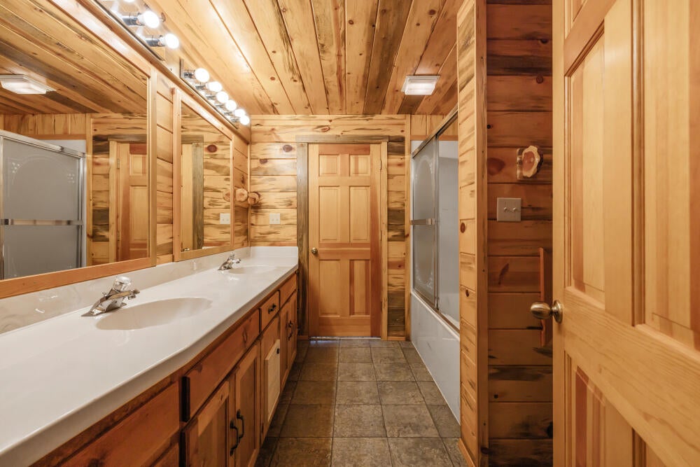 34840 Dawn Loop Chiloquin, OR 97624 - Photo 66 of 91 Jack and Jill Bathroom