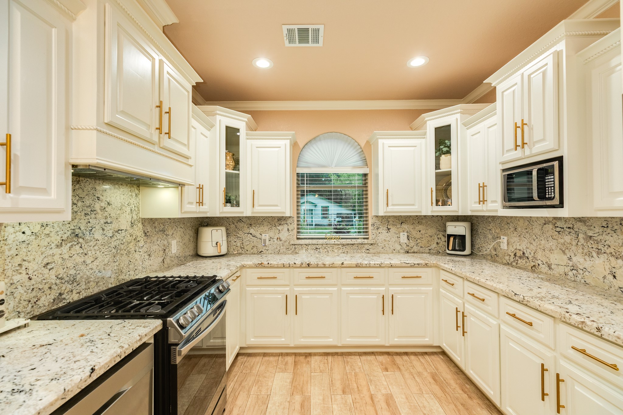 309 Hickman Lane Angleton, TX 77515 - Photo 15 of 37 Gallery Image 15