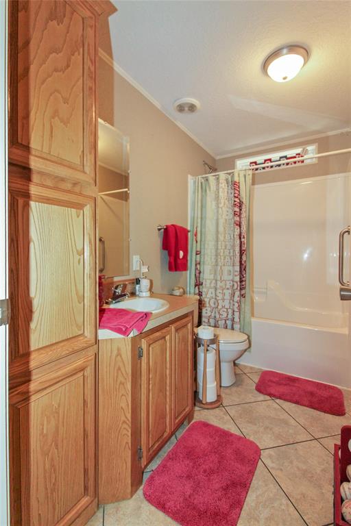455 Hughes Cemetery Road Italy, TX 76651 - Photo 21 of 40 a bathroom with a sink and a mirror