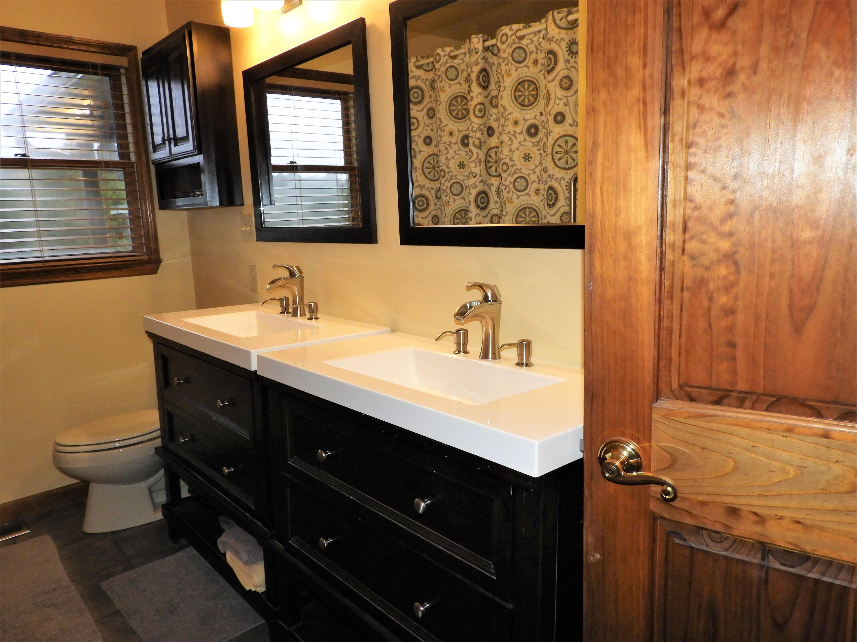643 Cates Lane Northeast Charleston, TN 37310 - Photo 23 of 45 Main bath